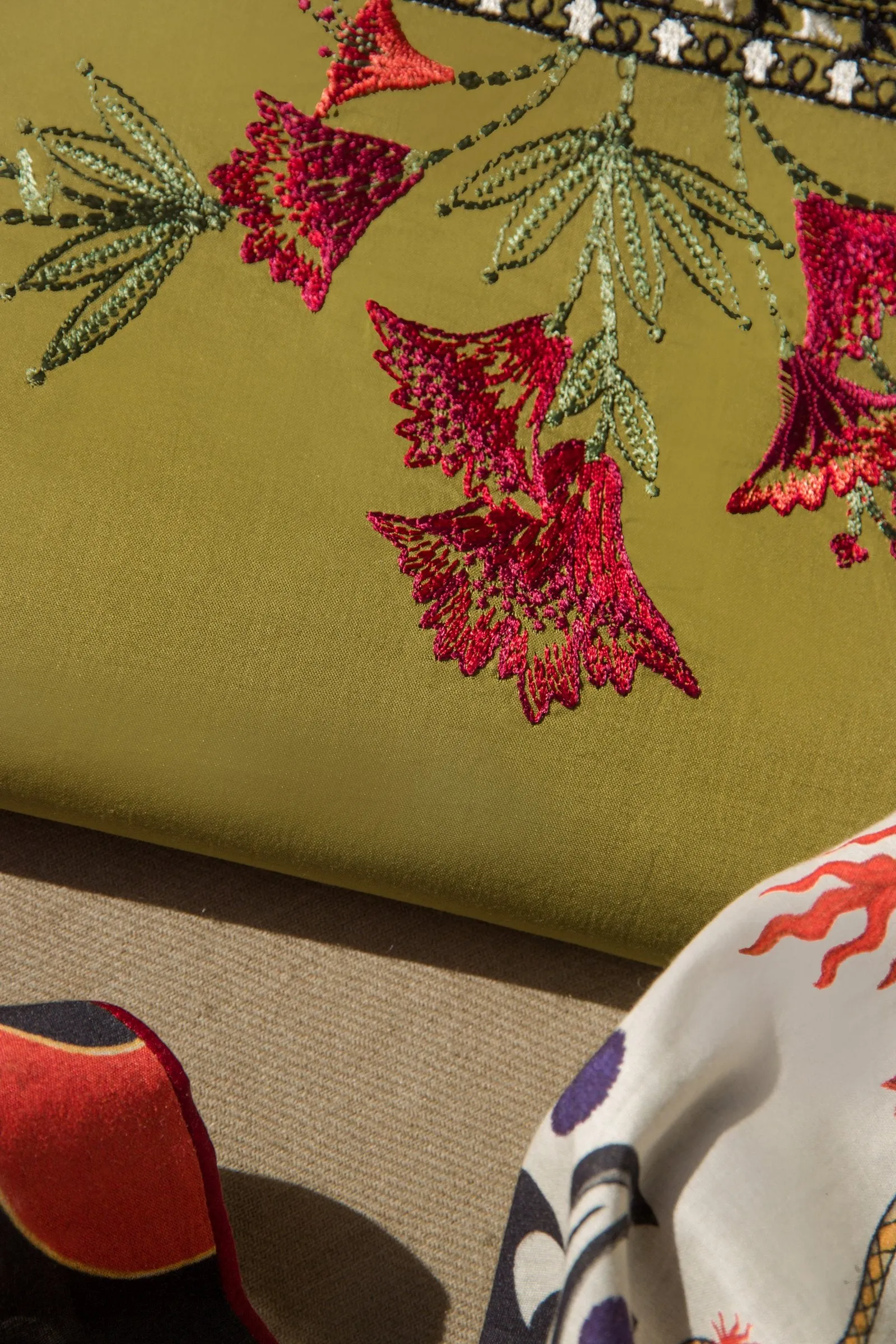 Élan Luxury Lawn Collection 2020 – EL-02 B (MSITU)