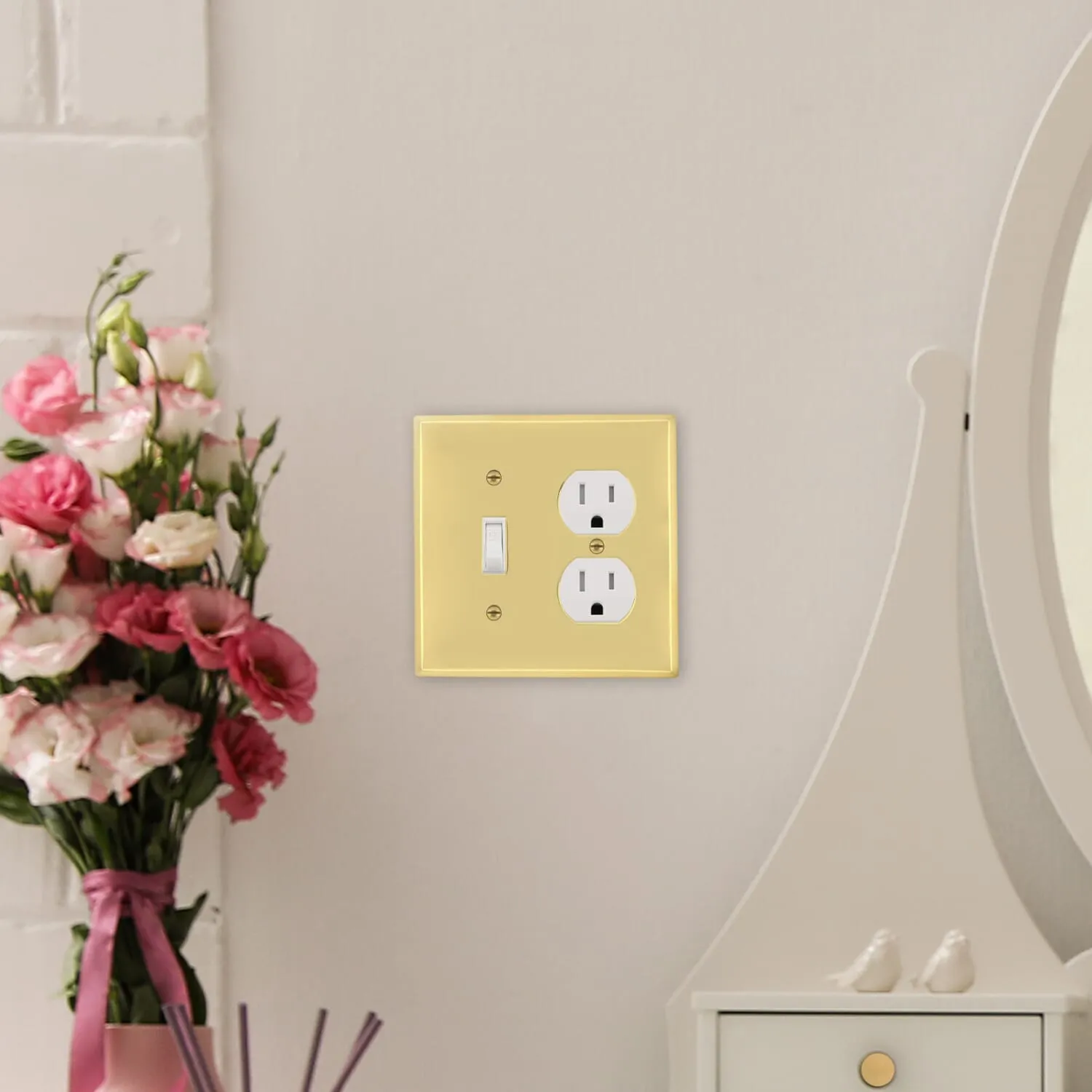 New York Switch Plate with Toggle and Outlet in Polished Brass